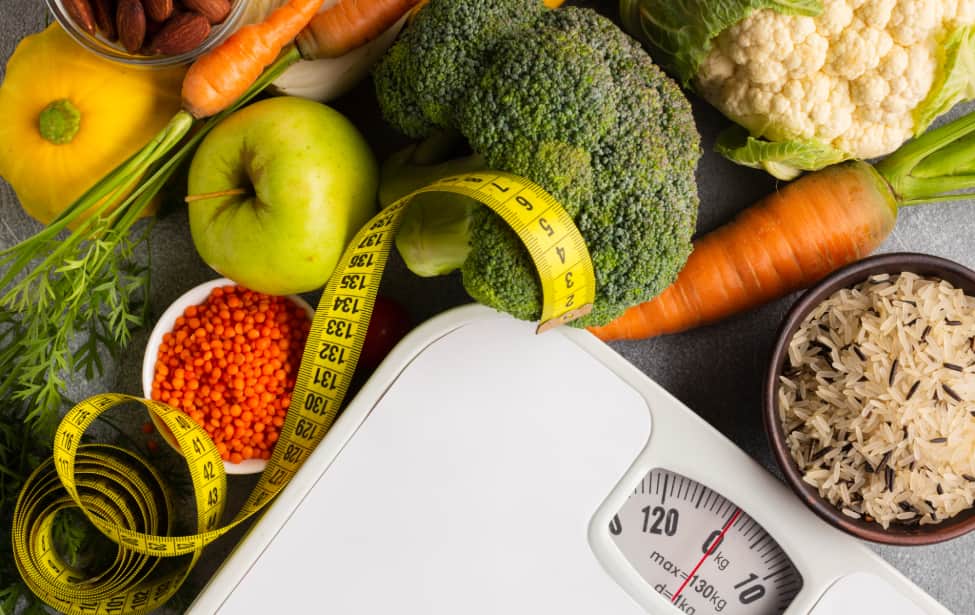 Frutas y una báscula