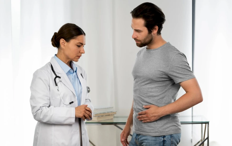 Doctora conversando con paciente